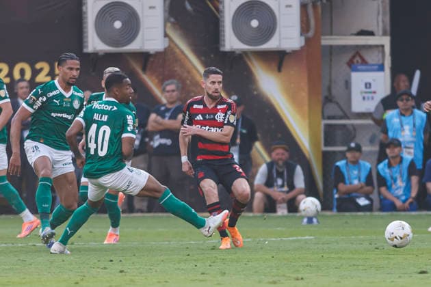 Palmeiras v Flamengo - Copa CONMEBOL Libertadores 2025 Final Lima, Peru - November 29: Allan Elias of Palmeiras and Jorginho of Flamengo during the Copa CONMEBOL Libertadores 2025 Final match between Palmeiras and Flamengo at Estadio Monumental U de Lima. Copyright: xLatinxSportxImagesx