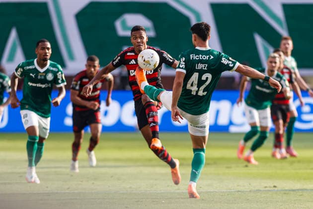 Palmeiras v Flamengo - Copa CONMEBOL Libertadores 2025 Final Lima, Peru - November 29: Alex Sandro of Flamengo and Jose Manuel Lopez of Palmeiras during the Copa CONMEBOL Libertadores 2025 Final match between Palmeiras and Flamengo at Estadio Monumental U de Lima. Copyright: xLatinxSportxImagesx