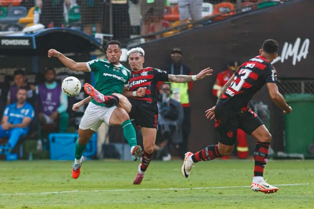 Palmeiras v Flamengo - Copa CONMEBOL Libertadores 2025 Final Lima, Peru - November 29: Vitor Roque of Palmeiras and Guillermo Varela of Flamengo during the Copa CONMEBOL Libertadores 2025 Final match between Palmeiras and Flamengo at Estadio Monumental U de Lima. Copyright: xLatinxSportxImagesx