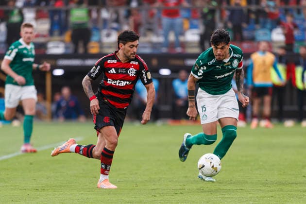 Palmeiras v Flamengo - Copa CONMEBOL Libertadores 2025 Final Lima, Peru - November 29: Giorgian de Arrascaeta of Flamengo and Gustavo Gomez of Palmeiras during the Copa CONMEBOL Libertadores 2025 Final match between Palmeiras and Flamengo at Estadio Monumental U de Lima. Copyright: xLatinxSportxImagesx