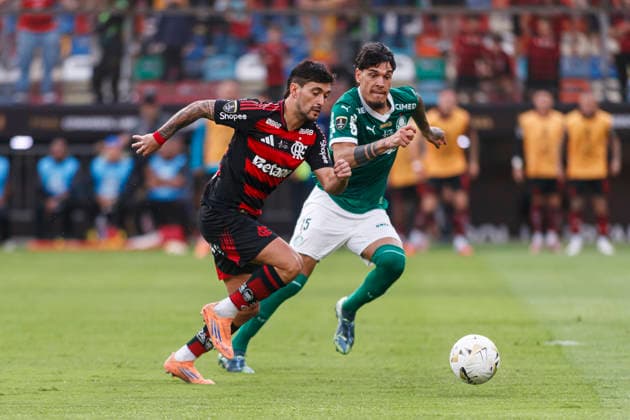 Palmeiras v Flamengo - Copa CONMEBOL Libertadores 2025 Final Lima, Peru - November 29: Giorgian de Arrascaeta of Flamengo and Gustavo Gomez of Palmeiras during the Copa CONMEBOL Libertadores 2025 Final match between Palmeiras and Flamengo at Estadio Monumental U de Lima. Copyright: xLatinxSportxImagesx