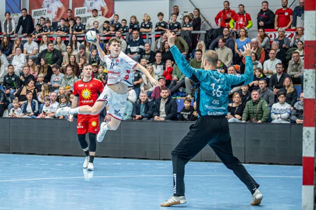 2 Handball Bundesliga TV Hüttenberg TuS N Lübbecke, 29 11 25 Phil Spandau TV Hüttenberg, 17 , Jo Gerrit Genz TuS N Lübbecke, 2 , Fredrik Genz TuS N Lübbecke, 16 2 Handball Bundesliga TV Hüttenberg TuS N Lübbecke Hüttenberg, 29 11 25 Copyright: xBEAUTIFULxSPORTS Roeczeyx