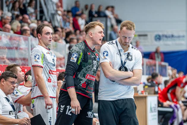 2 Handball Bundesliga TV Hüttenberg TuS N Lübbecke, 29 11 25 Simon Böhne TV Hüttenberg, 12 , Stefan Kneer TV Hüttenberg , Paul Ohl TV Hüttenberg, 10 2 Handball Bundesliga TV Hüttenberg TuS N Lübbecke Hüttenberg, 29 11 25 Copyright: xBEAUTIFULxSPORTS Roeczeyx