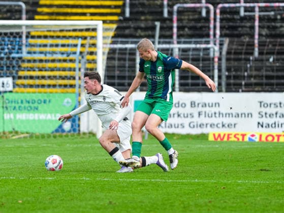 Len Wilkesmann FC Guetersloh, 15 in duel against Nico Vidic Borussia Moenchengladbach U23, 46 FC Guetersloh vs Borussia Moenchengladbach U23, Football, Regionalliga West, Matchday 17, Season 2025 2026, 29 11 2025 FC Guetersloh vs Borussia Moenchengladbach U23, Football, Regionalliga West, Matchday 17, Season 2025 2026, 29 11 2025 Guetersloh Copyright: xEibner-Pressefoto DamianxKruczynx EP_DKI