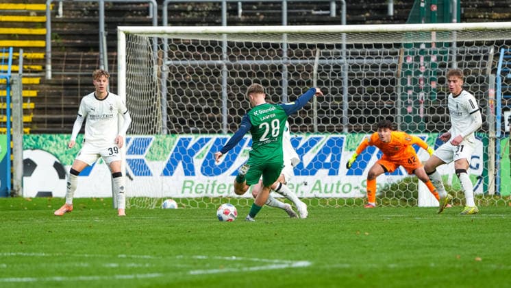 Erik Lanfer FC Guetersloh, 28 with one shot on goal FC Guetersloh vs Borussia Moenchengladbach U23, Football, Regionalliga West, Matchday 17, Season 2025 2026, 29 11 2025 FC Guetersloh vs Borussia Moenchengladbach U23, Football, Regionalliga West, Matchday 17, Season 2025 2026, 29 11 2025 Guetersloh Copyright: xEibner-Pressefoto DamianxKruczynx EP_DKI
