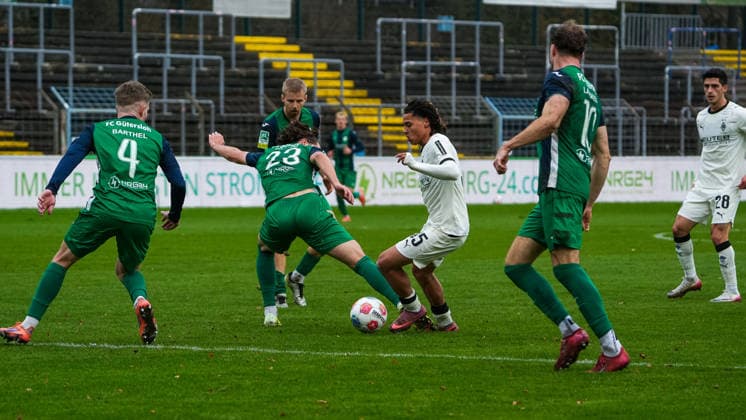 Kilian Sauck Borussia Moenchengladbach U23, 35 dribbles Justus Henke FC Guetersloh, 23 from FC Guetersloh vs Borussia Moenchengladbach U23, Football, Regionalliga West, Matchday 17, Season 2025 2026, 29 11 2025 FC Guetersloh vs Borussia Moenchengladbach U23, Football, Regionalliga West, Matchday 17, Season 2025 2026, 29 11 2025 Guetersloh Copyright: xEibner-Pressefoto DamianxKruczynx EP_DKI