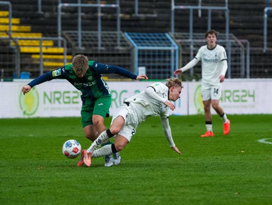 Erik Lanfer FC Guetersloh, 28 vs Fritz Fleck Borussia Moenchengladbach U23, 24 FC Guetersloh vs Borussia Moenchengladbach U23, Football, Regionalliga West, Matchday 17, Season 2025 2026, 29 11 2025 FC Guetersloh vs Borussia Moenchengladbach U23, Football, Regionalliga West, Matchday 17, Season 2025 2026, 29 11 2025 Guetersloh Copyright: xEibner-Pressefoto DamianxKruczynx EP_DKI