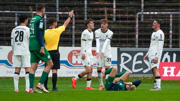 Niklas Swider Borussia Moenchengladbach U23, 39 does not accept the decision FC Guetersloh vs Borussia Moenchengladbach U23, Football, Regionalliga West, Matchday 17, Season 2025 2026, 29 11 2025 FC Guetersloh vs Borussia Moenchengladbach U23, Football, Regionalliga West, Matchday 17, Season 2025 2026, 29 11 2025 Guetersloh Copyright: xEibner-Pressefoto DamianxKruczynx EP_DKI