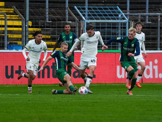 Len Wilkesmann FC Guetersloh, 15 in duel against Nico Vidic Borussia Moenchengladbach U23, 46 FC Guetersloh vs Borussia Moenchengladbach U23, Football, Regionalliga West, Matchday 17, Season 2025 2026, 29 11 2025 FC Guetersloh vs Borussia Moenchengladbach U23, Football, Regionalliga West, Matchday 17, Season 2025 2026, 29 11 2025 Guetersloh Copyright: xEibner-Pressefoto DamianxKruczynx EP_DKI