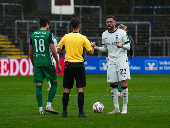 Michel Lieder Borussia Moenchengladbach U23, 23 discussed with Luca Marx Referee FC Guetersloh vs Borussia Moenchengladbach U23, Football, Regionalliga West, Matchday 17, Season 2025 2026, 29 11 2025 FC Guetersloh vs Borussia Moenchengladbach U23, Football, Regionalliga West, Matchday 17, Season 2025 2026, 29 11 2025 Guetersloh Copyright: xEibner-Pressefoto DamianxKruczynx EP_DKI