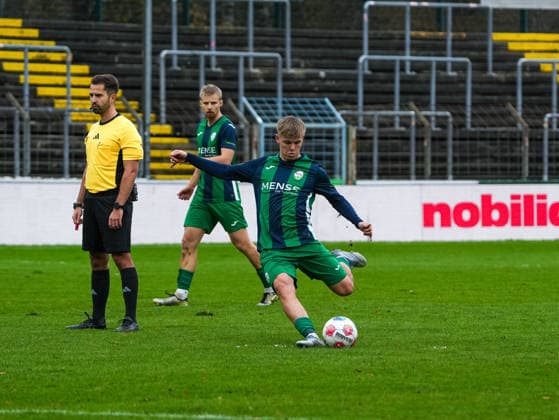 Erik Lanfer FC Guetersloh, 28 at free kick FC Guetersloh vs Borussia Moenchengladbach U23, Football, Regionalliga West, Matchday 17, Season 2025 2026, 29 11 2025 FC Guetersloh vs Borussia Moenchengladbach U23, Football, Regionalliga West, Matchday 17, Season 2025 2026, 29 11 2025 Guetersloh Copyright: xEibner-Pressefoto DamianxKruczynx EP_DKI