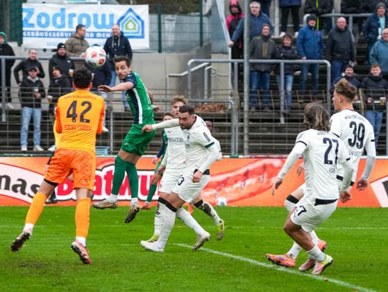 Tiago Pereira Cardoso Borussia Moenchengladbach U23, 42 catches the header FC Guetersloh vs Borussia Moenchengladbach U23, Football, Regionalliga West, Matchday 17, Season 2025 2026, 29 11 2025 FC Guetersloh vs Borussia Moenchengladbach U23, Football, Regionalliga West, Matchday 17, Season 2025 2026, 29 11 2025 Guetersloh Copyright: xEibner-Pressefoto DamianxKruczynx EP_DKI