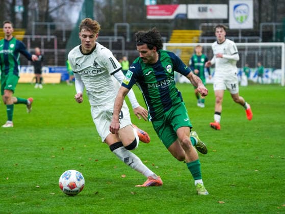 Paolo Maiella FC Guetersloh, 09 vs Niklas Swider Borussia Moenchengladbach U23, 39 FC Guetersloh vs Borussia Moenchengladbach U23, Football, Regionalliga West, Matchday 17, Season 2025 2026, 29 11 2025 FC Guetersloh vs Borussia Moenchengladbach U23, Football, Regionalliga West, Matchday 17, Season 2025 2026, 29 11 2025 Guetersloh Copyright: xEibner-Pressefoto DamianxKruczynx EP_DKI