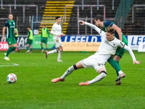 Patrik Twardzik FC Guetersloh, 18 vs Niklas Swider Borussia Moenchengladbach U23, 39 FC Guetersloh vs Borussia Moenchengladbach U23, Football, Regionalliga West, Matchday 17, Season 2025 2026, 29 11 2025 FC Guetersloh vs Borussia Moenchengladbach U23, Football, Regionalliga West, Matchday 17, Season 2025 2026, 29 11 2025 Guetersloh Copyright: xEibner-Pressefoto DamianxKruczynx EP_DKI