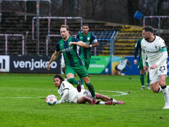 Julius Langfeld FC Guetersloh, 10 leaves Kilian Sauck Borussia Moenchengladbach U23, 35 down FC Guetersloh vs Borussia Moenchengladbach U23, Football, Regionalliga West, Matchday 17, Season 2025 2026, 29 11 2025 FC Guetersloh vs Borussia Moenchengladbach U23, Football, Regionalliga West, Matchday 17, Season 2025 2026, 29 11 2025 Guetersloh Copyright: xEibner-Pressefoto DamianxKruczynx EP_DKI