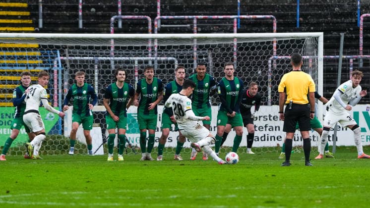 Grant Leon Ranos Borussia Moenchengladbach U23, 28 takes the free kick FC Guetersloh vs Borussia Moenchengladbach U23, Football, Regionalliga West, Matchday 17, Season 2025 2026, 29 11 2025 FC Guetersloh vs Borussia Moenchengladbach U23, Football, Regionalliga West, Matchday 17, Season 2025 2026, 29 11 2025 Guetersloh Copyright: xEibner-Pressefoto DamianxKruczynx EP_DKI
