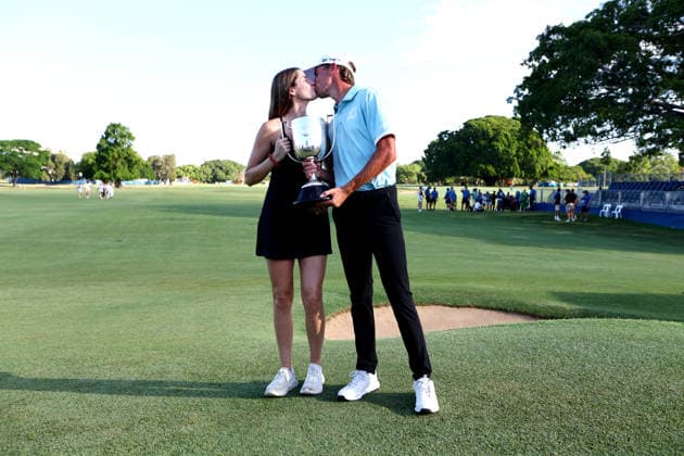 GOLF AUSTRALIAN PGA, Golf Herren Spain s David Puig celebrates with the trophy with his partner Lovisa during the Final Round of the Australian PGA Championship at Royal Queensland Golf Club in Brisbane, Sunday, November 30, 2025. ( NO ARCHIVING, EDITORIAL USE ONLY BRISBANE QUEENSLAND AUSTRALIA  Copyright: xx 20251130110663722335