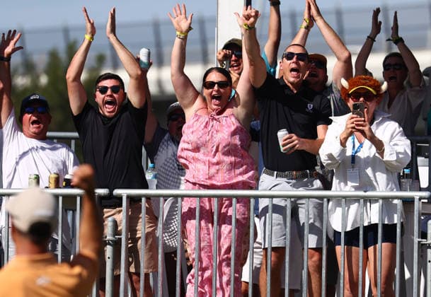 GOLF AUSTRALIAN PGA, Golf Herren Fans react after Australia s Adam Scott sunk a birdie putt on the 17th party hole during the Final Round of the Australian PGA Championship at Royal Queensland Golf Club in Brisbane, Sunday, November 30, 2025. ( NO ARCHIVING, EDITORIAL USE ONLY BRISBANE QUEENSLAND AUSTRALIA  Copyright: xx 20251130158334965758