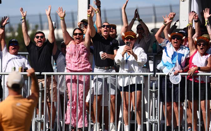 GOLF AUSTRALIAN PGA, Golf Herren Fans react after Australia s Adam Scott sunk a birdie putt on the 17th party hole during the Final Round of the Australian PGA Championship at Royal Queensland Golf Club in Brisbane, Sunday, November 30, 2025. ( NO ARCHIVING, EDITORIAL USE ONLY BRISBANE QUEENSLAND AUSTRALIA  Copyright: xx 20251130182896483750