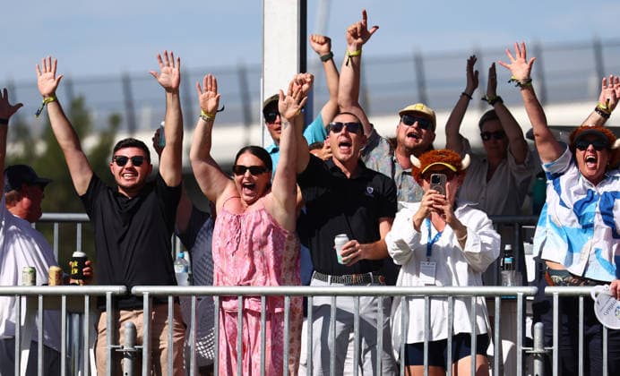 GOLF AUSTRALIAN PGA, Golf Herren Fans react after Australia s Adam Scott sunk a birdie putt on the 17th party hole during the Final Round of the Australian PGA Championship at Royal Queensland Golf Club in Brisbane, Sunday, November 30, 2025. ( NO ARCHIVING, EDITORIAL USE ONLY BRISBANE QUEENSLAND AUSTRALIA  Copyright: xx 20251130116622145411