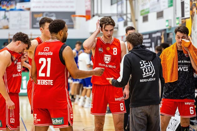 29.11.2025, xovx, Basketball 1. Regionalliga Südwest, Lich Basketball - ROTH Energie Gießen Pointers Lange Gesichter bei v.l. Hanno Kotulla (Lich Basketball), Finn Jakob (Lich Basketball), David Amaize (Lich Basketball), Till Wagner (Lich Basketball), Trainer Lucas Nasev (Lich Basketball) und Orkun Mehmed (Lich Basketball) Lich Dietrich-Bonhoeffer-Halle Hessen Deutschland (DE)