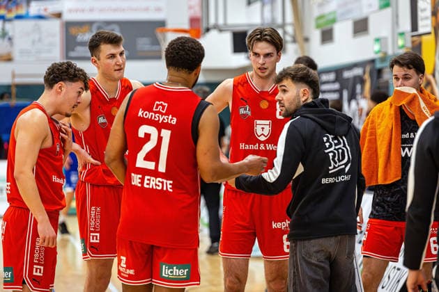 29.11.2025, xovx, Basketball 1. Regionalliga Südwest, Lich Basketball - ROTH Energie Gießen Pointers Lange Gesichter bei v.l. Hanno Kotulla (Lich Basketball), Finn Jakob (Lich Basketball), David Amaize (Lich Basketball), Till Wagner (Lich Basketball), Trainer Lucas Nasev (Lich Basketball) und Orkun Mehmed (Lich Basketball) Lich Dietrich-Bonhoeffer-Halle Hessen Deutschland (DE)