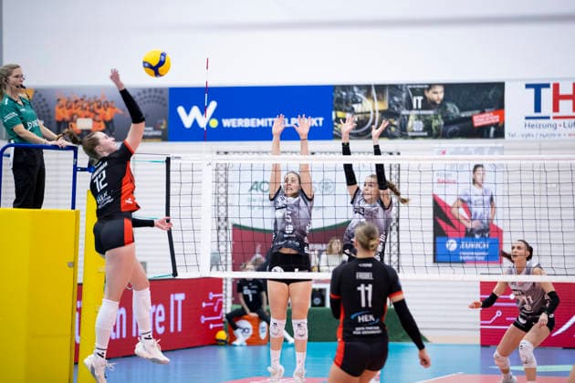 1 Volleyball Bundesliga Women Schwarz Weiss Erfurt vs ETV Hamburger Volksbank Volleys Erfurt 29 11 2025 Hannah Ammerman 12 ETV Hamburger Volksbank Volleys vs Emilie Respaut 5 Schwarz Weiss Erfurt left and Elizabeth Sandbothe 2 Schwarz Weiss Erfurt right 1 Volleyball Bundesliga Women Schwarz Weiss Erfurt vs ETV Hamburger Volksbank Volleys Riethsporthalle Erfurt 29 11 2025 Copyright: xBEAUTIFULxSPORTS Duehringx