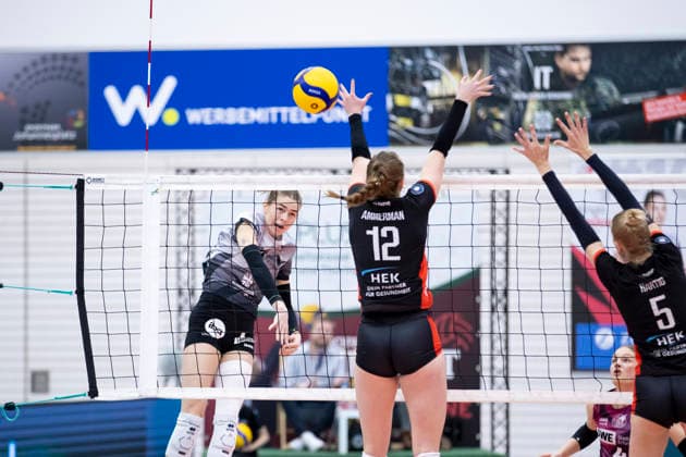 1 Volleyball Bundesliga Women Schwarz Weiss Erfurt vs ETV Hamburger Volksbank Volleys Erfurt 29 11 2025 Elizabeth Sandbothe 2 Schwarz Weiss Erfurt vs Hannah Ammerman 12 ETV Hamburger Volksbank Volleys left and Anna Hartig 5 ETV Hamburger Volksbank Volleys right 1 Volleyball Bundesliga Women Schwarz Weiss Erfurt vs ETV Hamburger Volksbank Volleys Riethsporthalle Erfurt 29 11 2025 Copyright: xBEAUTIFULxSPORTS Duehringx