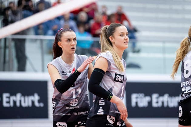 1 Volleyball Bundesliga Women Schwarz Weiss Erfurt vs ETV Hamburger Volksbank Volleys Erfurt 29 11 2025 Isabel Kova i 11 Schwarz Weiss Erfurt left and Alina Zellin 1 Schwarz Weiss Erfurt 1 Volleyball Bundesliga Women Schwarz Weiss Erfurt vs ETV Hamburger Volksbank Volleys Riethsporthalle Erfurt 29 11 2025 Copyright: xBEAUTIFULxSPORTS Duehringx