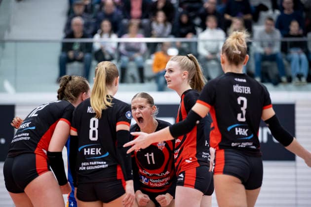 1 Volleyball Bundesliga Women Schwarz Weiss Erfurt vs ETV Hamburger Volksbank Volleys Erfurt 29 11 2025 Svea Frobel 11 ETV Hamburger Volksbank Volleys and team 1 Volleyball Bundesliga Women Schwarz Weiss Erfurt vs ETV Hamburger Volksbank Volleys Riethsporthalle Erfurt 29 11 2025 Copyright: xBEAUTIFULxSPORTS Duehringx