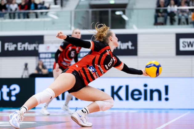 1 Volleyball Bundesliga Women Schwarz Weiss Erfurt vs ETV Hamburger Volksbank Volleys Erfurt 29 11 2025 Zoe Konjer 8 ETV Hamburger Volksbank Volleys 1 Volleyball Bundesliga Women Schwarz Weiss Erfurt vs ETV Hamburger Volksbank Volleys Riethsporthalle Erfurt 29 11 2025 Copyright: xBEAUTIFULxSPORTS Duehringx