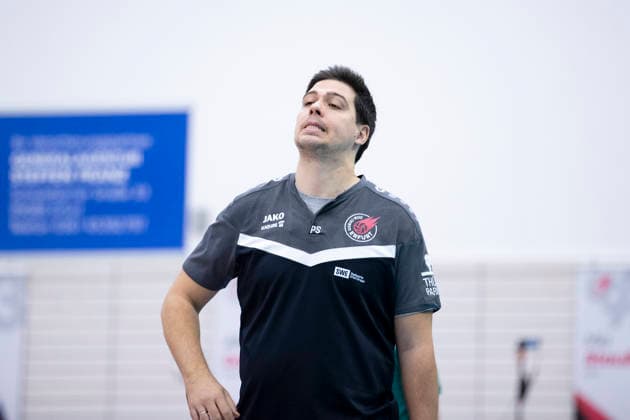1 Volleyball Bundesliga Women Schwarz Weiss Erfurt vs ETV Hamburger Volksbank Volleys Erfurt 29 11 2025 Paplo Sánchez Coach Schwarz Weiss Erfurt 1 Volleyball Bundesliga Women Schwarz Weiss Erfurt vs ETV Hamburger Volksbank Volleys Riethsporthalle Erfurt 29 11 2025 Copyright: xBEAUTIFULxSPORTS Duehringx