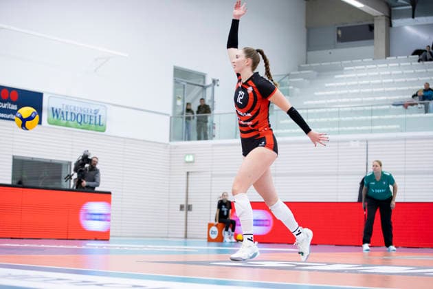 1 Volleyball Bundesliga Women Schwarz Weiss Erfurt vs ETV Hamburger Volksbank Volleys Erfurt 29 11 2025 Hannah Ammerman 12 ETV Hamburger Volksbank Volleys 1 Volleyball Bundesliga Women Schwarz Weiss Erfurt vs ETV Hamburger Volksbank Volleys Riethsporthalle Erfurt 29 11 2025 Copyright: xBEAUTIFULxSPORTS Duehringx