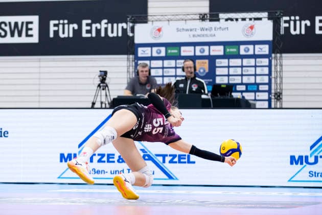 1 Volleyball Bundesliga Women Schwarz Weiss Erfurt vs ETV Hamburger Volksbank Volleys Erfurt 29 11 2025 Mia Stauß 55 Schwarz Weiss Erfurt 1 Volleyball Bundesliga Women Schwarz Weiss Erfurt vs ETV Hamburger Volksbank Volleys Riethsporthalle Erfurt 29 11 2025 Copyright: xBEAUTIFULxSPORTS Duehringx