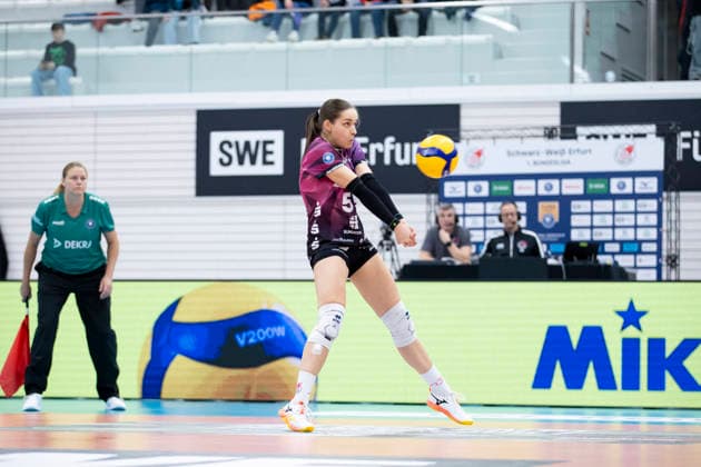 1 Volleyball Bundesliga Women Schwarz Weiss Erfurt vs ETV Hamburger Volksbank Volleys Erfurt 29 11 2025 Mia Stauß 55 Schwarz Weiss Erfurt 1 Volleyball Bundesliga Women Schwarz Weiss Erfurt vs ETV Hamburger Volksbank Volleys Riethsporthalle Erfurt 29 11 2025 Copyright: xBEAUTIFULxSPORTS Duehringx