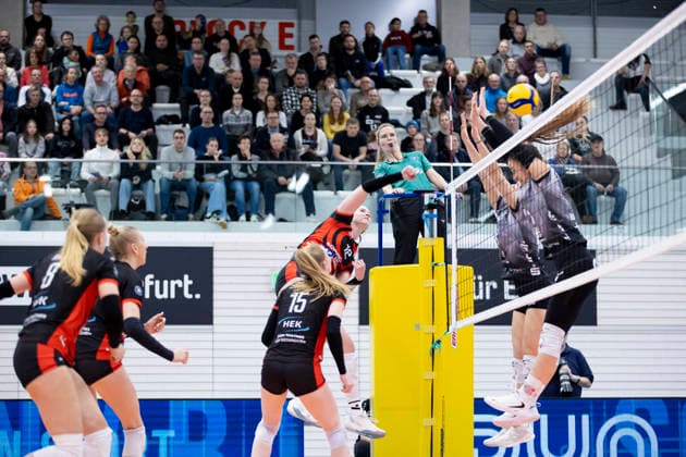 1 Volleyball Bundesliga Women Schwarz Weiss Erfurt vs ETV Hamburger Volksbank Volleys Erfurt 29 11 2025 Hannah Ammerman 12 ETV Hamburger Volksbank Volleys vs Alina Zellin 1 Schwarz Weiss Erfurt in front and Emilie Respaut 5 Schwarz Weiss Erfurt behind 1 Volleyball Bundesliga Women Schwarz Weiss Erfurt vs ETV Hamburger Volksbank Volleys Riethsporthalle Erfurt 29 11 2025 Copyright: xBEAUTIFULxSPORTS Duehringx