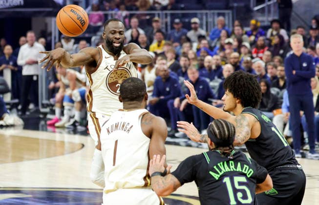 (251130) -- SAN FRANCISCO, Nov. 30, 2025 -- Draymond Green (top) of Golden State Warriors passes the ball during the 2025-2026 NBA, Basketball Herren, USA regular season match between Golden State Warriors and New Orleans Pelicans in San Francisco, the United States, on Nov. 29, 2025. (Photo by Xinhua) (SP)U.S.-SAN FRANCISCO-BASKETBALL-NBA-WARRIORS VS PELICANS ArthurxDong 