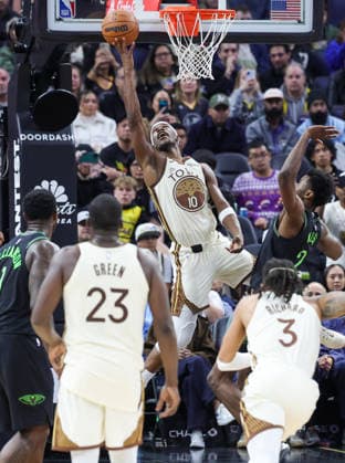 (251130) -- SAN FRANCISCO, Nov. 30, 2025 -- Jimmy Butler (top) of Golden State Warriors goes up for a layup during the 2025-2026 NBA, Basketball Herren, USA regular season match between Golden State Warriors and New Orleans Pelicans in San Francisco, the United States, on Nov. 29, 2025. (Photo by Xinhua) (SP)U.S.-SAN FRANCISCO-BASKETBALL-NBA-WARRIORS VS PELICANS ArthurxDong 