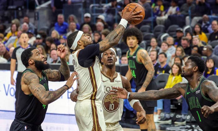 (251130) -- SAN FRANCISCO, Nov. 30, 2025 -- Gary Payton II (2nd L) of Golden State Warriors competes during the 2025-2026 NBA, Basketball Herren, USA regular season match between Golden State Warriors and New Orleans Pelicans in San Francisco, the United States, on Nov. 29, 2025. (Photo by Xinhua) (SP)U.S.-SAN FRANCISCO-BASKETBALL-NBA-WARRIORS VS PELICANS ArthurxDong 