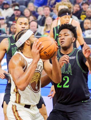 (251130) -- SAN FRANCISCO, Nov. 30, 2025 -- Moses Moody (front L) of Golden State Warriors competes during the 2025-2026 NBA, Basketball Herren, USA regular season match between Golden State Warriors and New Orleans Pelicans in San Francisco, the United States, on Nov. 29, 2025. (Photo by Xinhua) (SP)U.S.-SAN FRANCISCO-BASKETBALL-NBA-WARRIORS VS PELICANS ArthurxDong 