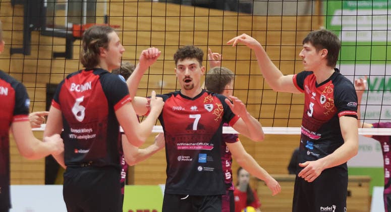 Ludwigsburg , Volleyball Bundesliga , Barock Volleys MTV Ludwigsburg vs Energiequelle Netzhoppers KW Königs Wusterhausen , from left Ben Simon Bonin Tim Köpfli Jan Huber Ludwigsburg , Cheers