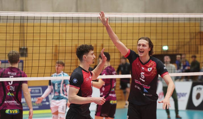 Ludwigsburg , Volleyball Bundesliga , Barock Volleys MTV Ludwigsburg vs Energiequelle Netzhoppers KW Königs Wusterhausen , from left Tim Köpfli Ben Simon Bonin Ludwigsburg , Cheers