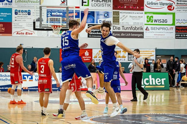 29 11 2025, xovx, Basketball 1 Regionalliga Südwest, Lich Basketball ROTH Energie Gießen Pointers The players of the Gießen Pointers celebrate the 87 83 victory in Lich, f l Kai Müsse Gießen Pointers , Finn Mohl Gießen Pointers Lich Dietrich Bonhoeffer Halle Hessen Germany EN