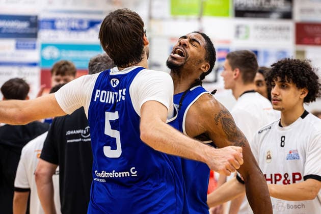 29 11 2025, xovx, Basketball 1 Regionalliga Südwest, Lich Basketball ROTH Energie Gießen Pointers The players of the Gießen Pointers celebrate the 87 83 victory in Lich , f l Finn Mohl Gießen Pointers , Ezekiel David Crawford Gießen Pointers Lich Dietrich Bonhoeffer Halle Hessen Germany EN