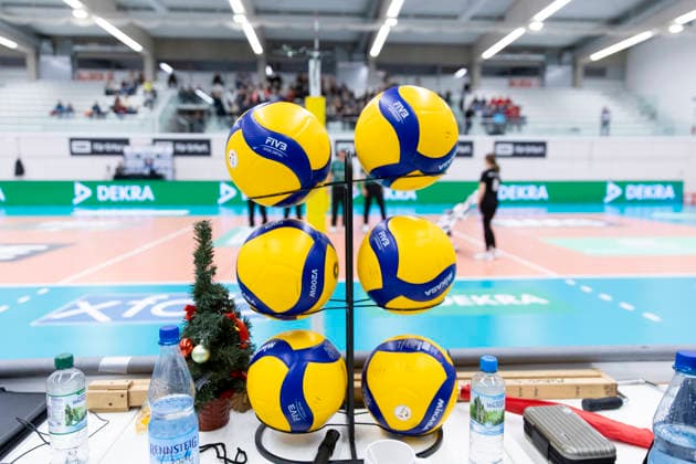 1 Volleyball Bundesliga Women Schwarz Weiss Erfurt vs ETV Hamburger Volksbank Volleys Erfurt 29 11 2025 Symbol image Volleyball balls 1 Volleyball Bundesliga Women Schwarz Weiss Erfurt vs ETV Hamburger Volksbank Volleys Riethsporthalle Erfurt 29 11 2025 Copyright: xBEAUTIFULxSPORTS Duehringx