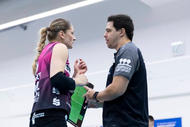 1 Volleyball Bundesliga Women Schwarz Weiss Erfurt vs ETV Hamburger Volksbank Volleys Erfurt 29 11 2025 Lotte Goertz 4 Schwarz Weiss Erfurt and Paplo Sánchez Coach Schwarz Weiss Erfurt 1 Volleyball Bundesliga Women Schwarz Weiss Erfurt vs ETV Hamburger Volksbank Volleys Riethsporthalle Erfurt 29 11 2025 Copyright: xBEAUTIFULxSPORTS Duehringx