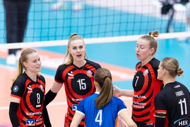 1 Volleyball Bundesliga Women Schwarz Weiss Erfurt vs ETV Hamburger Volksbank Volleys Erfurt 29 11 2025 from left, Zoe Konjer 8 ETV Hamburger Volksbank Volleys , Alexa Sophie Thaden 15 ETV Hamburger Volksbank Volleys , Sarah Stiriz 4 ETV Hamburger Volksbank Volleys , Leonie Körtzinger 7 ETV Hamburger Volksbank Volleys and Svea Frobel 11 ETV Hamburger Volksbank Volleys 1 Volleyball Bundesliga Women Schwarz Weiss Erfurt vs ETV Hamburger Volksbank Volleys Riethsporthalle Erfurt 29 11 2025 Copyright: xBEAUTIFULxSPORTS Duehringx