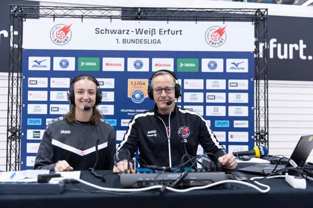 1 Volleyball Bundesliga Women Schwarz Weiss Erfurt vs ETV Hamburger Volksbank Volleys Erfurt 29 11 2025 Lydia Stemmler 13 Schwarz Weiss Erfurt and Jens Greskamp Schwarz Weiss Erfurt 1 Volleyball Bundesliga Women Schwarz Weiss Erfurt vs ETV Hamburger Volksbank Volleys Riethsporthalle Erfurt 29 11 2025 Copyright: xBEAUTIFULxSPORTS Duehringx