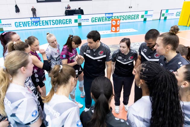1 Volleyball Bundesliga Women Schwarz Weiss Erfurt vs ETV Hamburger Volksbank Volleys Erfurt 29 11 2025 Paplo Sánchez Coach Schwarz Weiss Erfurt and team 1 Volleyball Bundesliga Women Schwarz Weiss Erfurt vs ETV Hamburger Volksbank Volleys Riethsporthalle Erfurt 29 11 2025 Copyright: xBEAUTIFULxSPORTS Duehringx