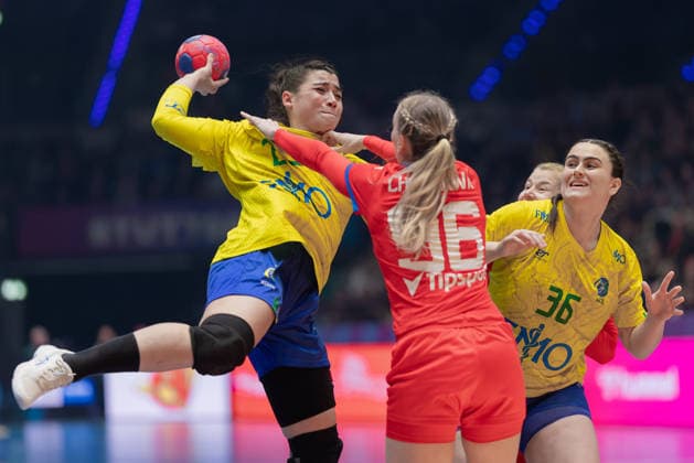 Brazil Czech Republic, IHF Womens Handball World Championship Giulia Guarieiro Brazil, 23 is attacked by Charlotte Cholevova Czech Republic, 96 Right Marcela Santos Arounian Brazil, 36 Preliminary round match of the Womens Handball World Championship between Brazil and Czech Republic on November 29, 2025 at the Porsche Arena in Stuttgart , Stuttgart Baden Württemberg Germany Porsche Arena